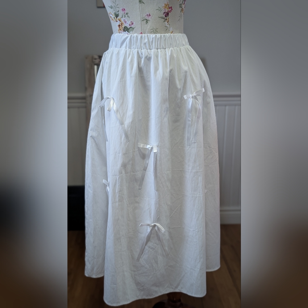 Elegant White Skirt with Ribbon‎ Accents